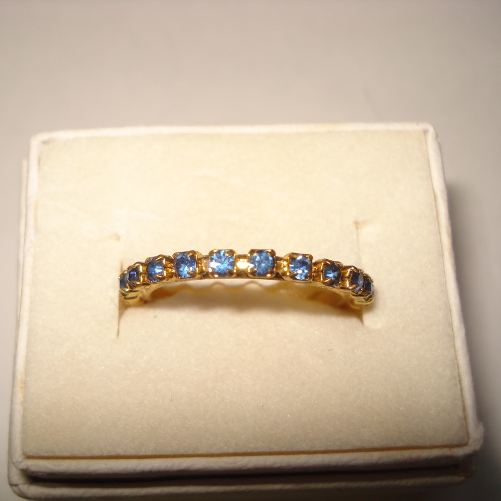 Vintage Ladies Gold Tone Prong set Blue Rhinestone Band Ring Size 7 80's